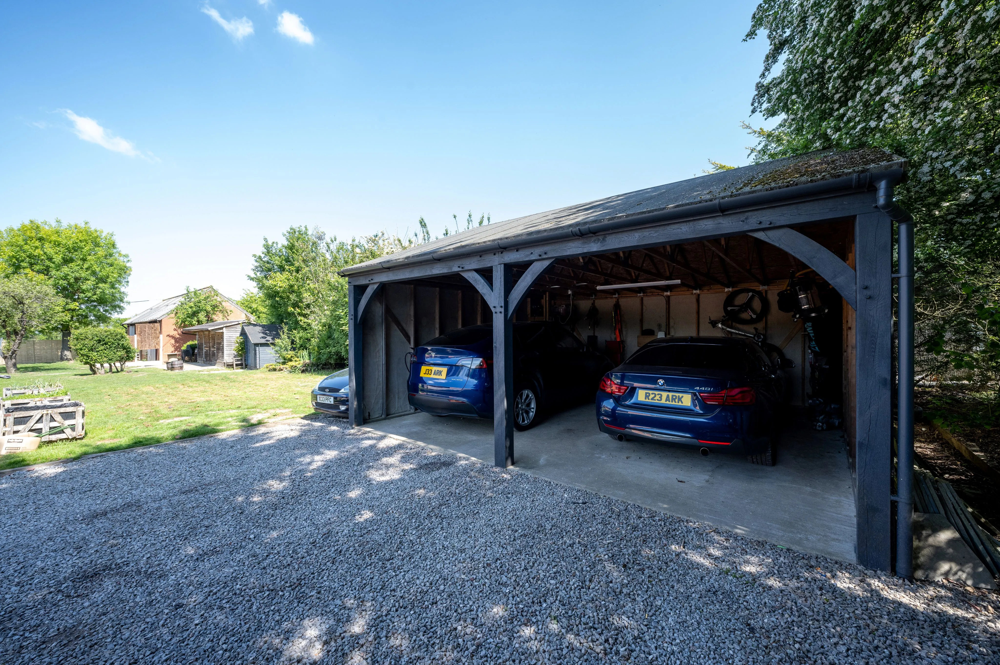 RESIDENTIAL: A WELL PRESENTED SPACIOUS FAMILY HOME WITH ANNEX AND DOUBLE CARPORT ON PLOT JUST UNDER ONE ACRE IN SIZE IN POPULAR SEMI RURAL LOCATION