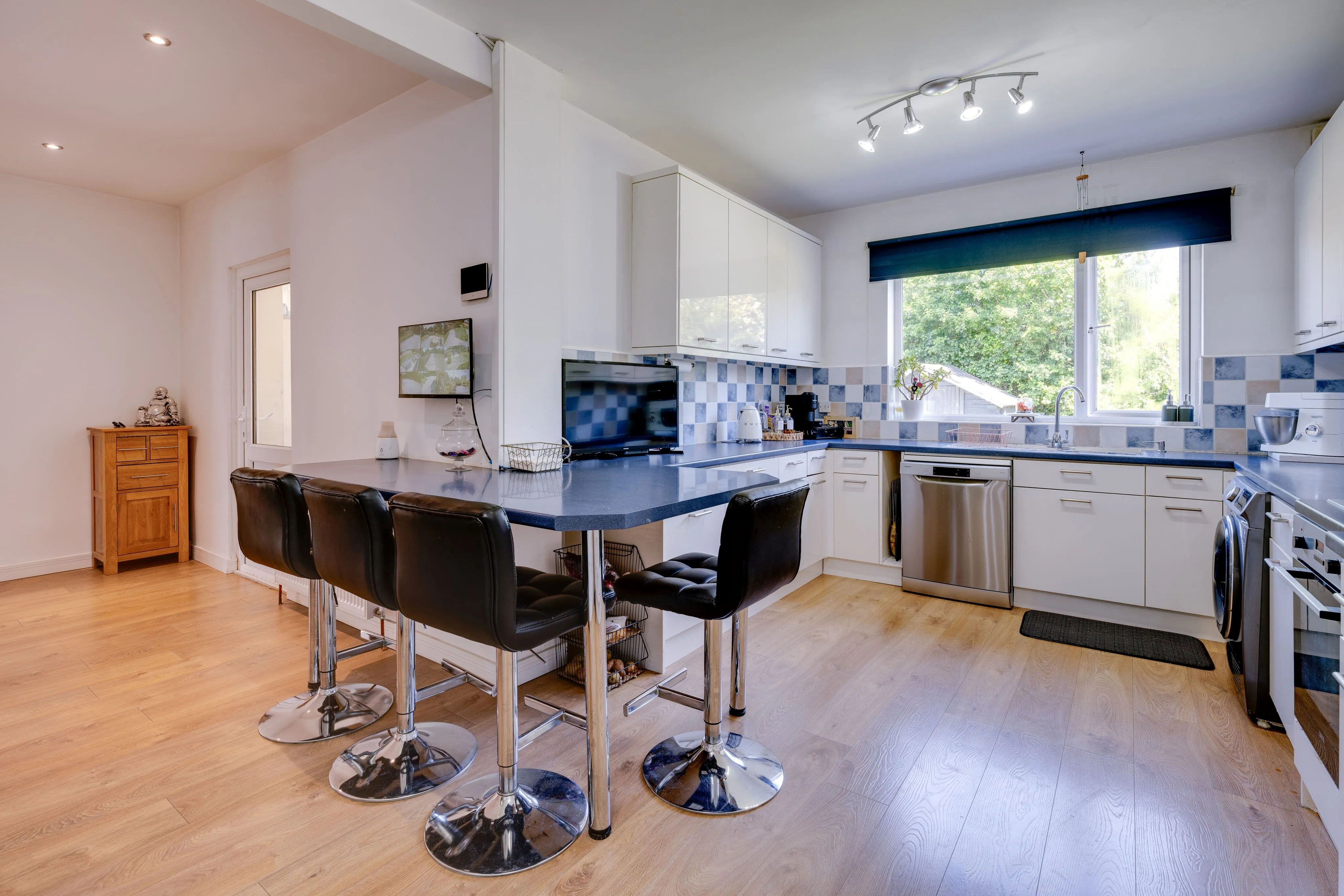 RESIDENTIAL: A WELL PRESENTED SPACIOUS FAMILY HOME WITH ANNEX AND DOUBLE CARPORT ON PLOT JUST UNDER ONE ACRE IN SIZE IN POPULAR SEMI RURAL LOCATION