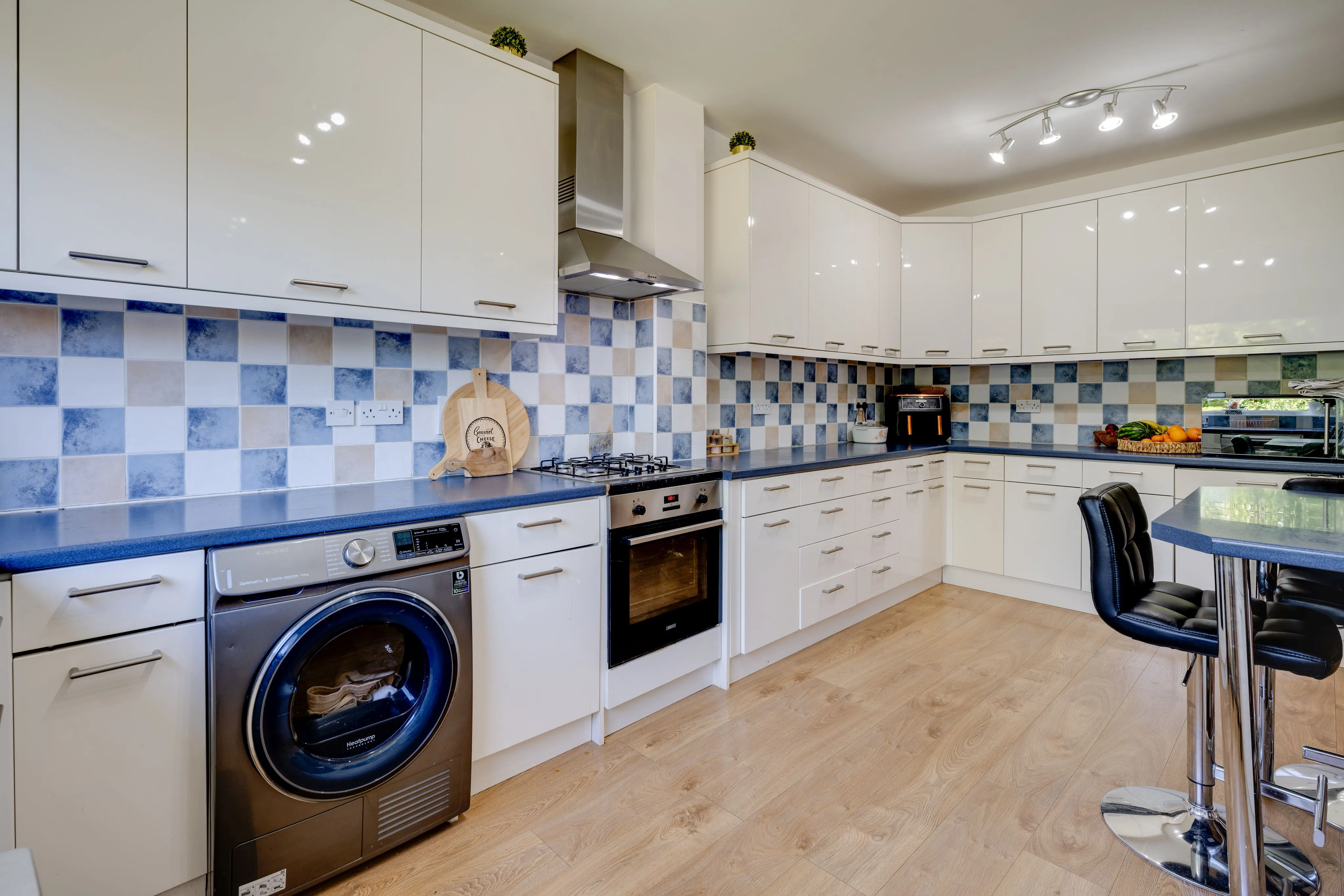 RESIDENTIAL: A WELL PRESENTED SPACIOUS FAMILY HOME WITH ANNEX AND DOUBLE CARPORT ON PLOT JUST UNDER ONE ACRE IN SIZE IN POPULAR SEMI RURAL LOCATION