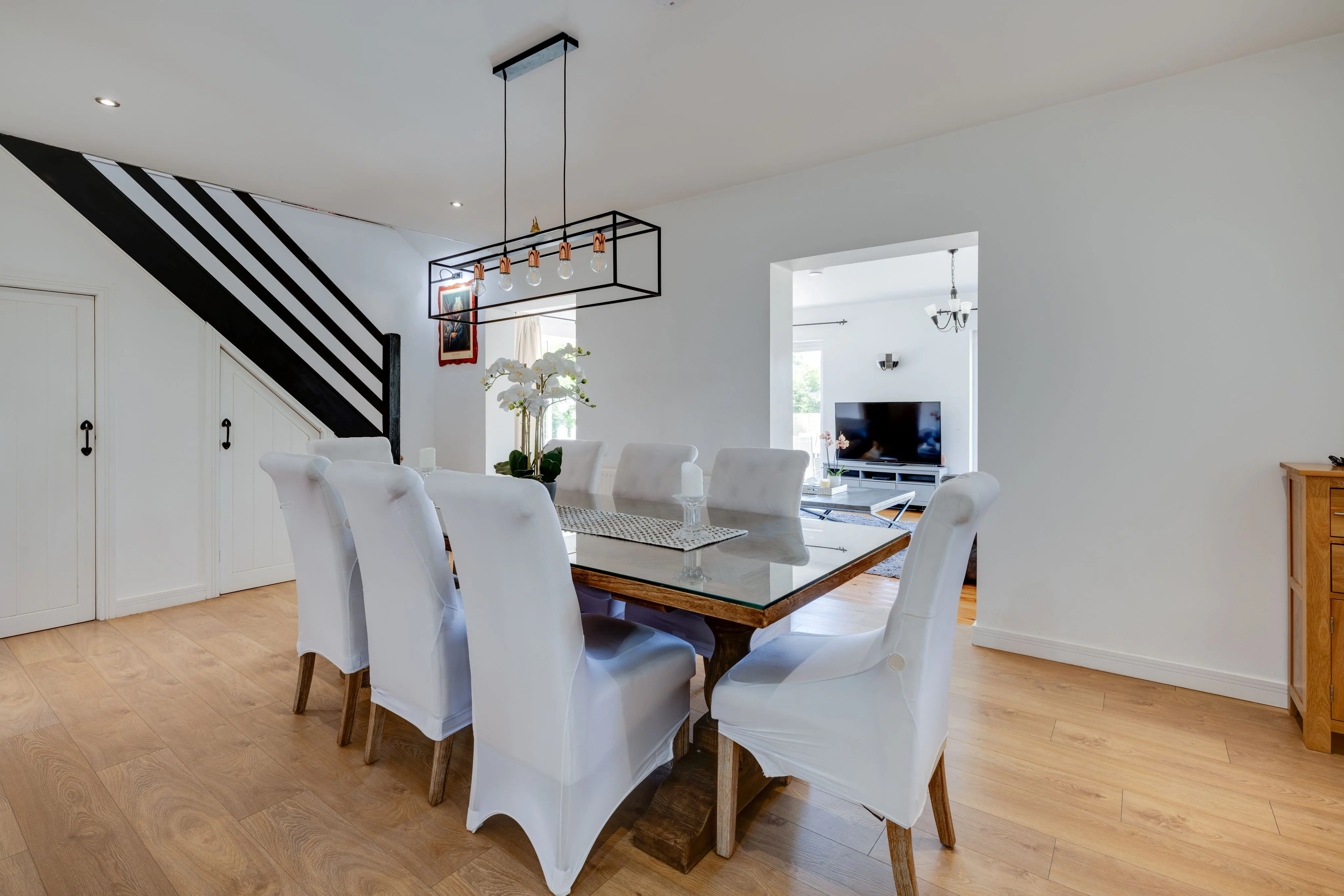RESIDENTIAL: A WELL PRESENTED SPACIOUS FAMILY HOME WITH ANNEX AND DOUBLE CARPORT ON PLOT JUST UNDER ONE ACRE IN SIZE IN POPULAR SEMI RURAL LOCATION