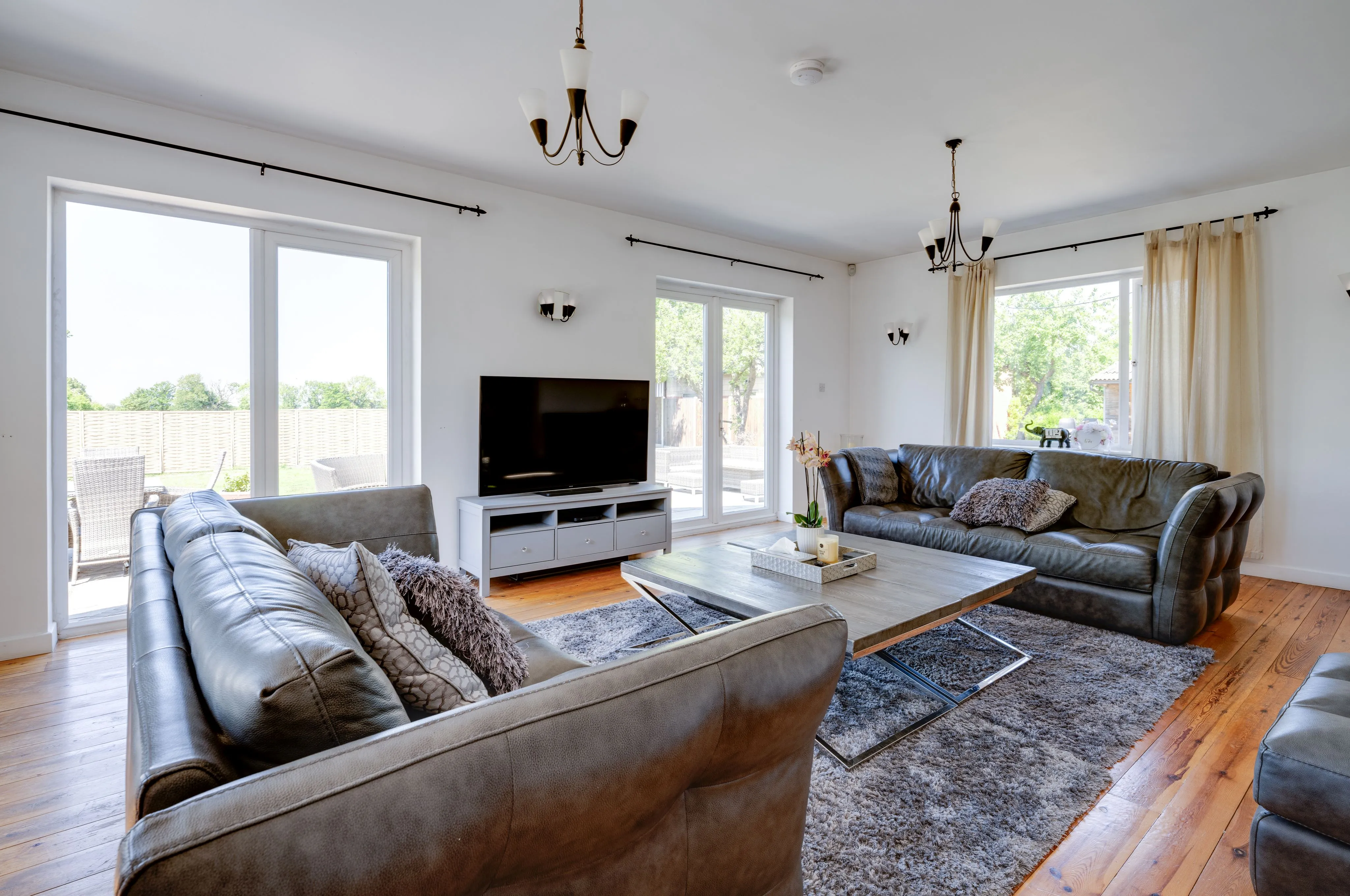 RESIDENTIAL: A WELL PRESENTED SPACIOUS FAMILY HOME WITH ANNEX AND DOUBLE CARPORT ON PLOT JUST UNDER ONE ACRE IN SIZE IN POPULAR SEMI RURAL LOCATION