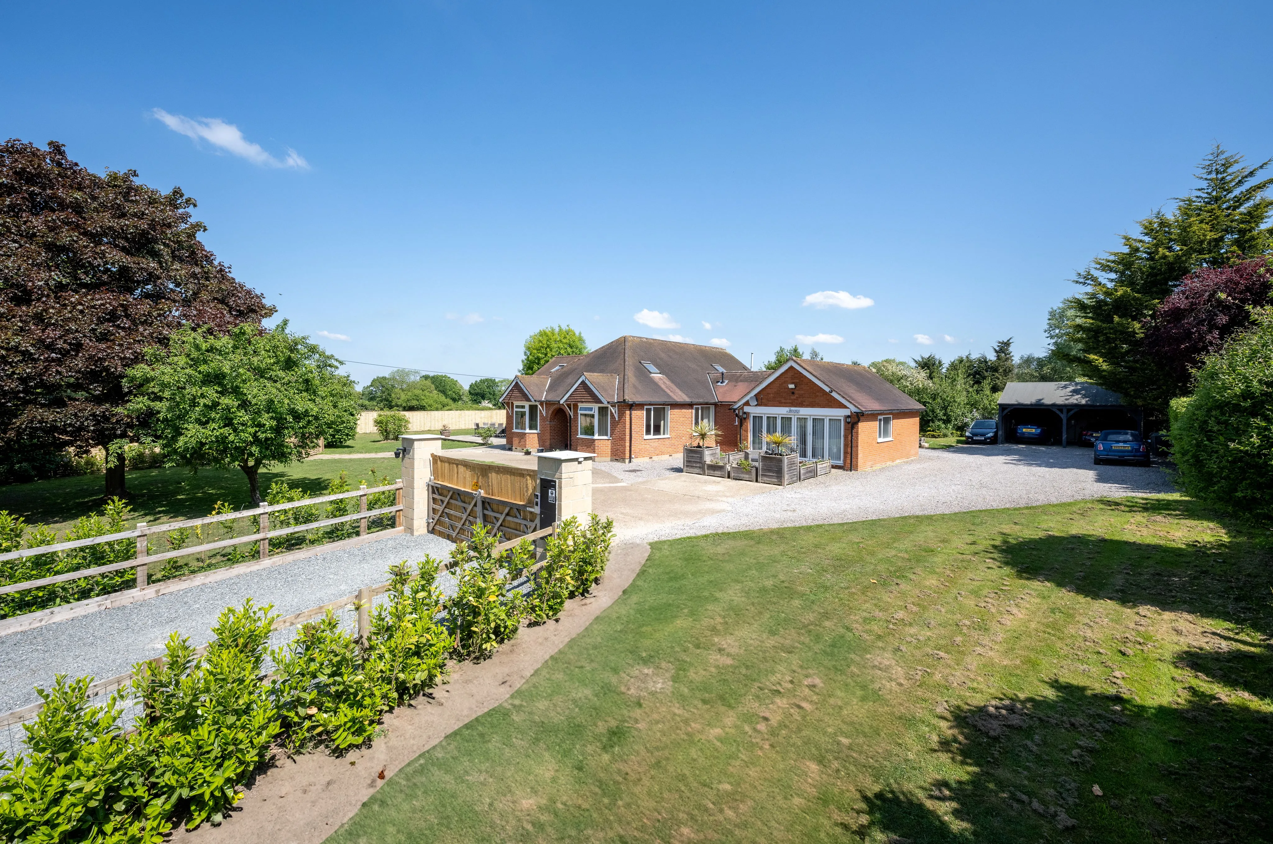 RESIDENTIAL: A WELL PRESENTED SPACIOUS FAMILY HOME WITH ANNEX AND DOUBLE CARPORT ON PLOT JUST UNDER ONE ACRE IN SIZE IN POPULAR SEMI RURAL LOCATION