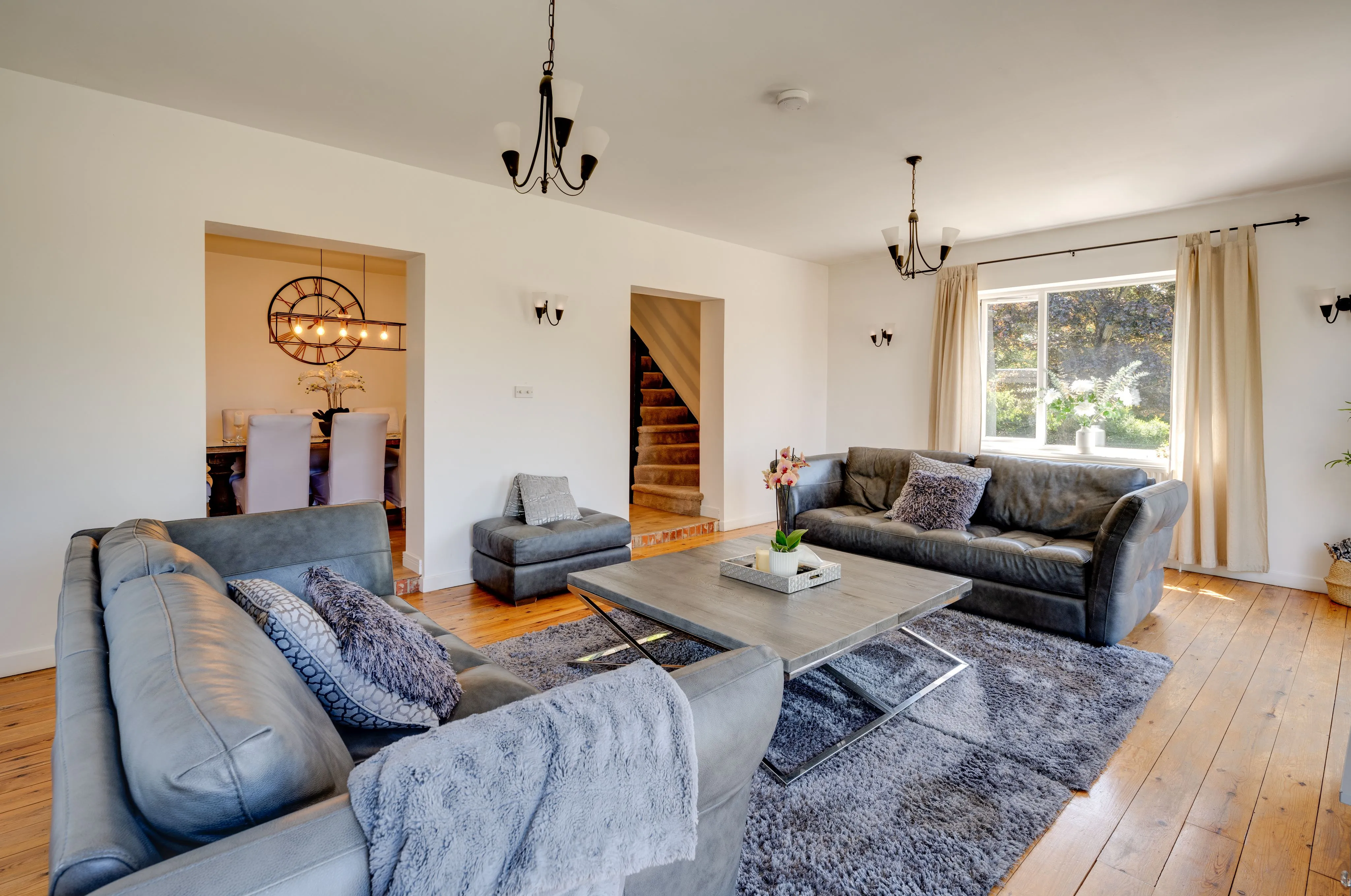 RESIDENTIAL: A WELL PRESENTED SPACIOUS FAMILY HOME WITH ANNEX AND DOUBLE CARPORT ON PLOT JUST UNDER ONE ACRE IN SIZE IN POPULAR SEMI RURAL LOCATION