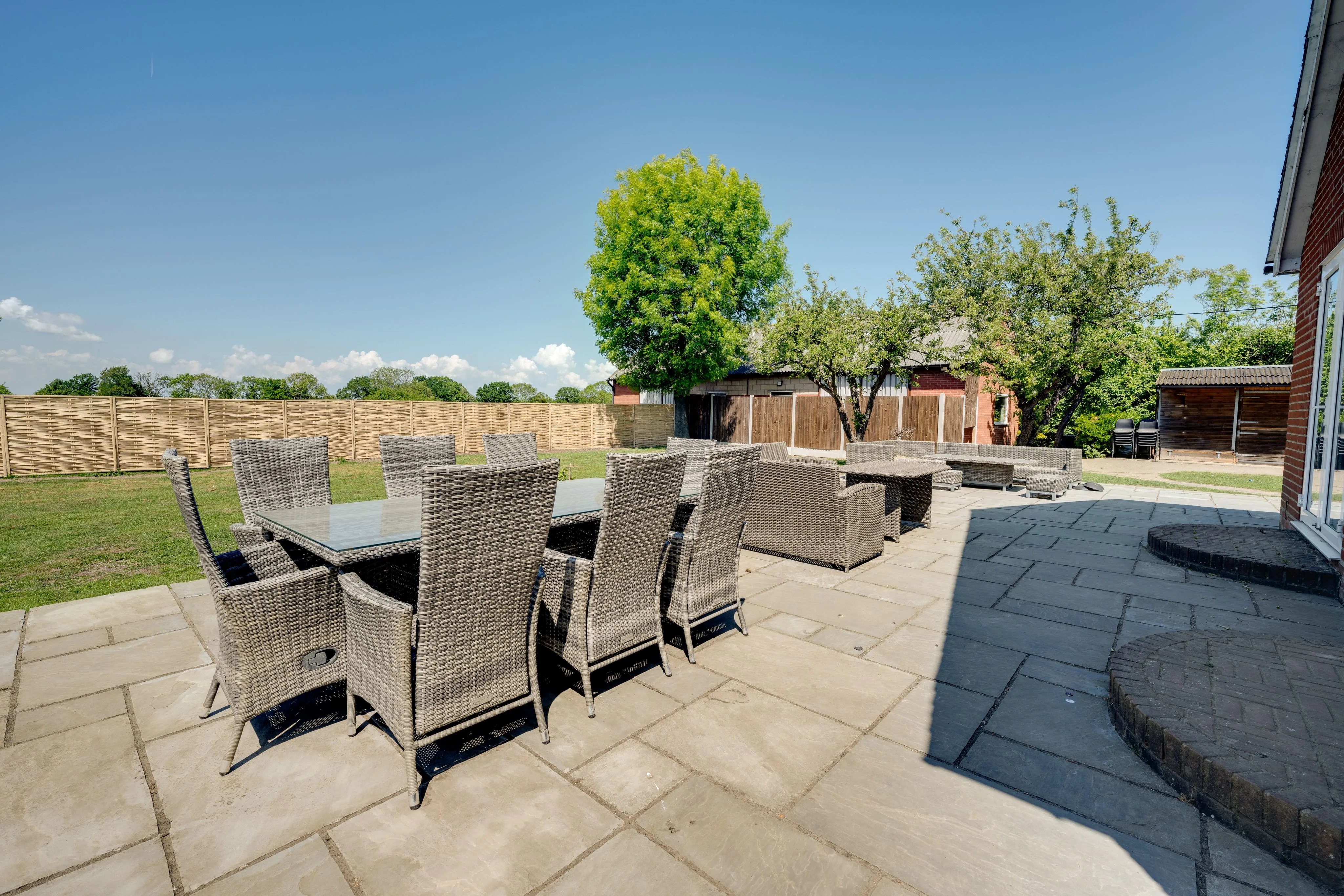 RESIDENTIAL: A WELL PRESENTED SPACIOUS FAMILY HOME WITH ANNEX AND DOUBLE CARPORT ON PLOT JUST UNDER ONE ACRE IN SIZE IN POPULAR SEMI RURAL LOCATION