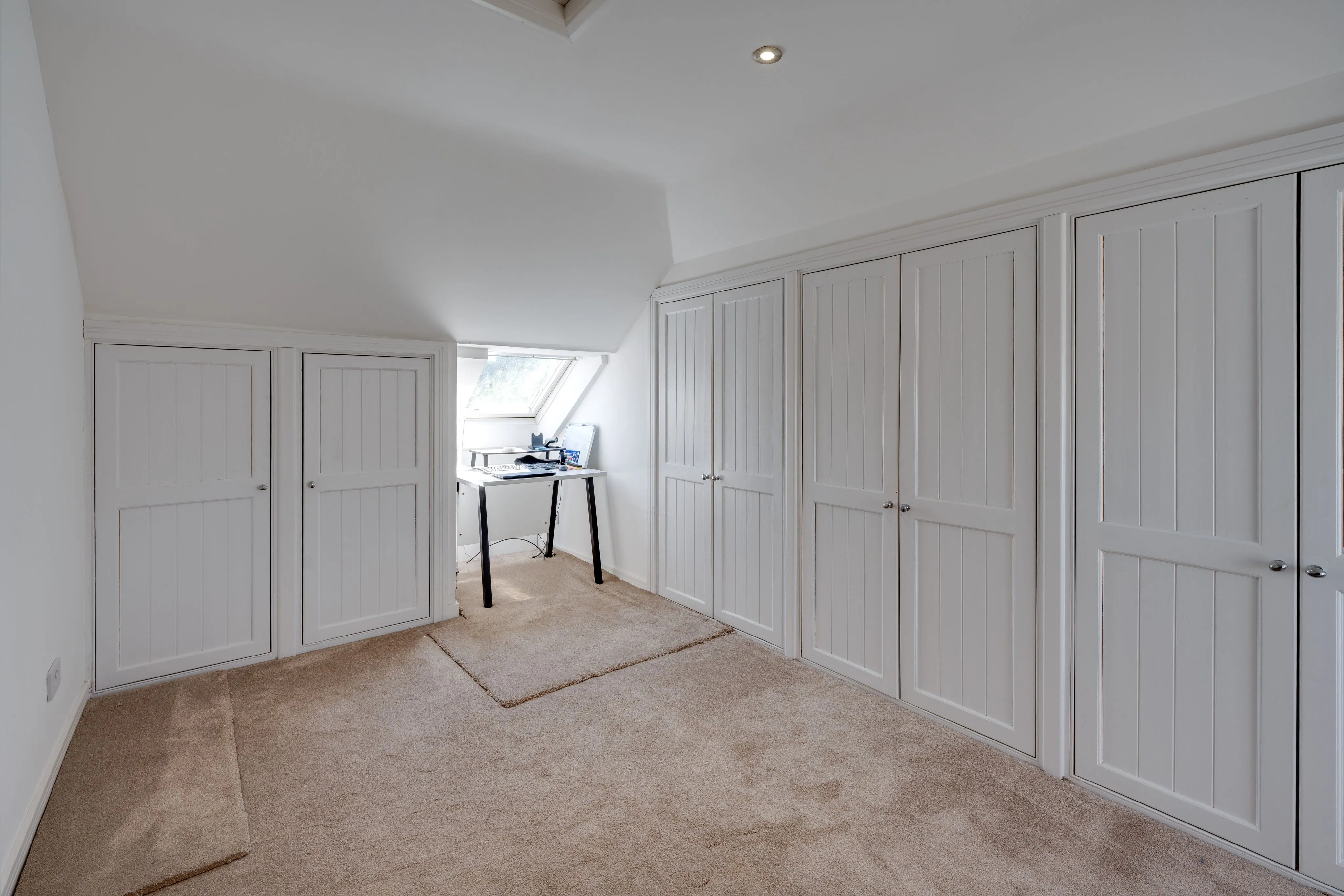 RESIDENTIAL: A WELL PRESENTED SPACIOUS FAMILY HOME WITH ANNEX AND DOUBLE CARPORT ON PLOT JUST UNDER ONE ACRE IN SIZE IN POPULAR SEMI RURAL LOCATION
