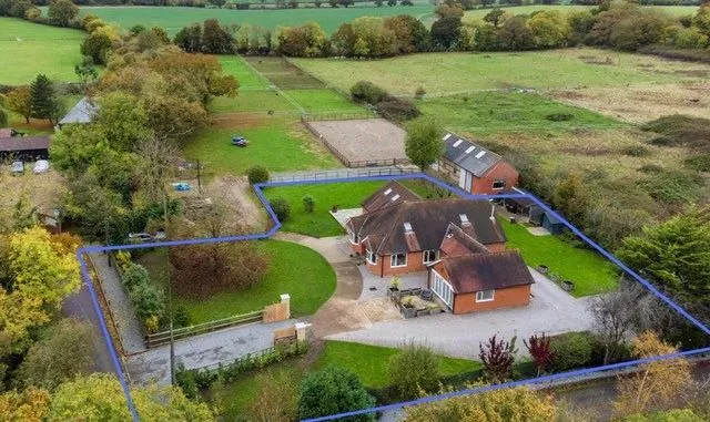 RESIDENTIAL: A WELL PRESENTED SPACIOUS FAMILY HOME WITH ANNEX AND DOUBLE CARPORT ON PLOT JUST UNDER ONE ACRE IN SIZE IN POPULAR SEMI RURAL LOCATION