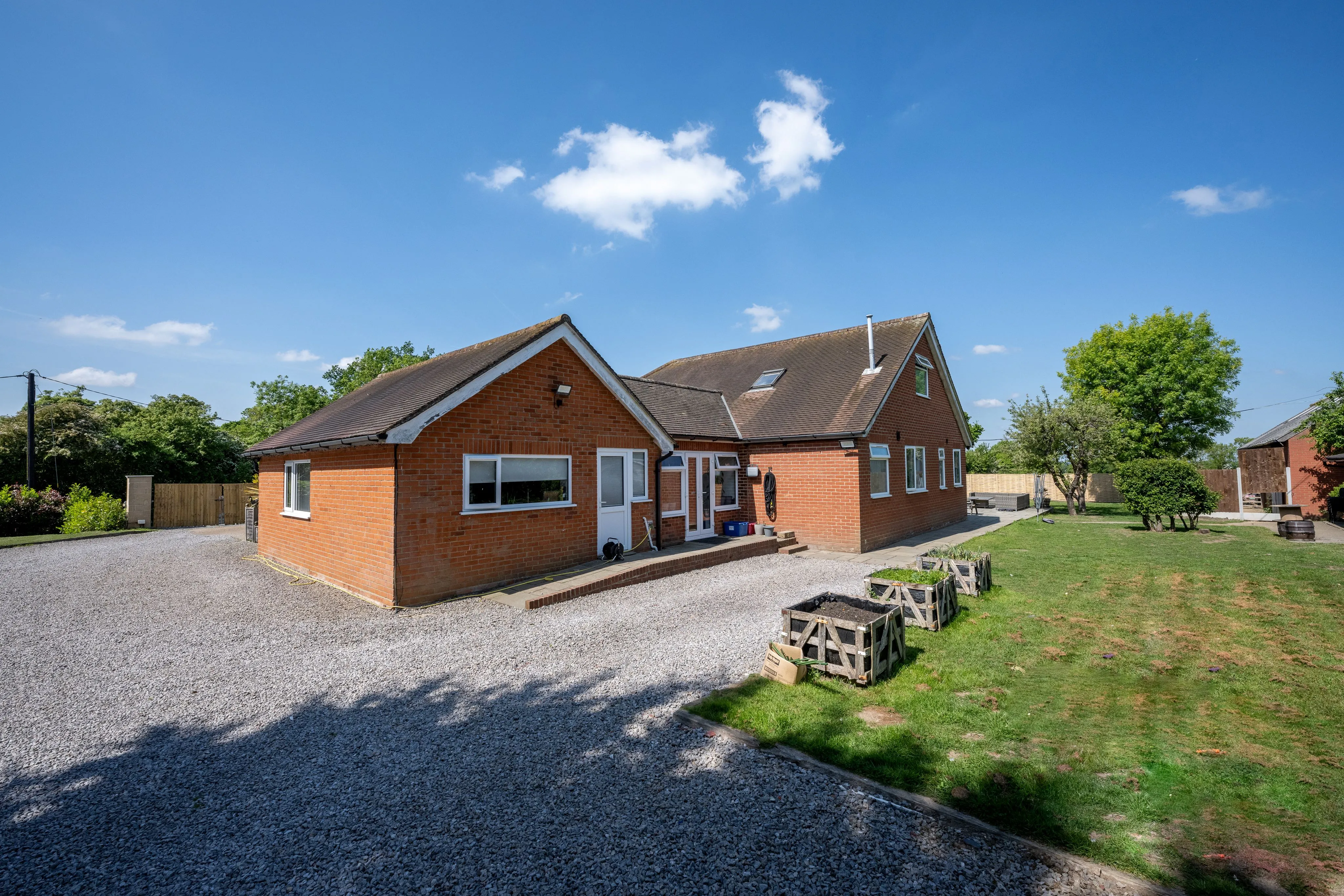 RESIDENTIAL: A WELL PRESENTED SPACIOUS FAMILY HOME WITH ANNEX AND DOUBLE CARPORT ON PLOT JUST UNDER ONE ACRE IN SIZE IN POPULAR SEMI RURAL LOCATION