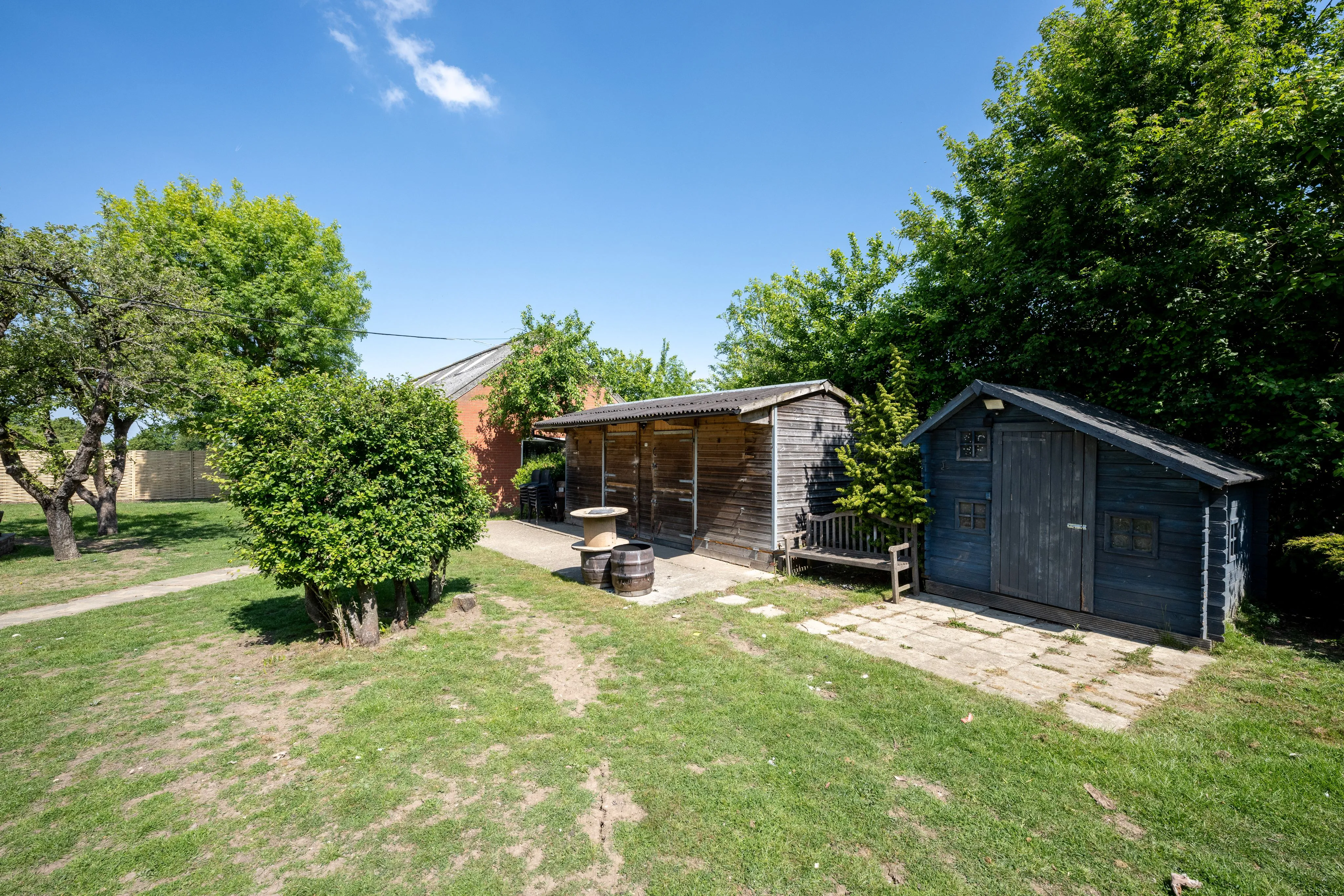 RESIDENTIAL: A WELL PRESENTED SPACIOUS FAMILY HOME WITH ANNEX AND DOUBLE CARPORT ON PLOT JUST UNDER ONE ACRE IN SIZE IN POPULAR SEMI RURAL LOCATION