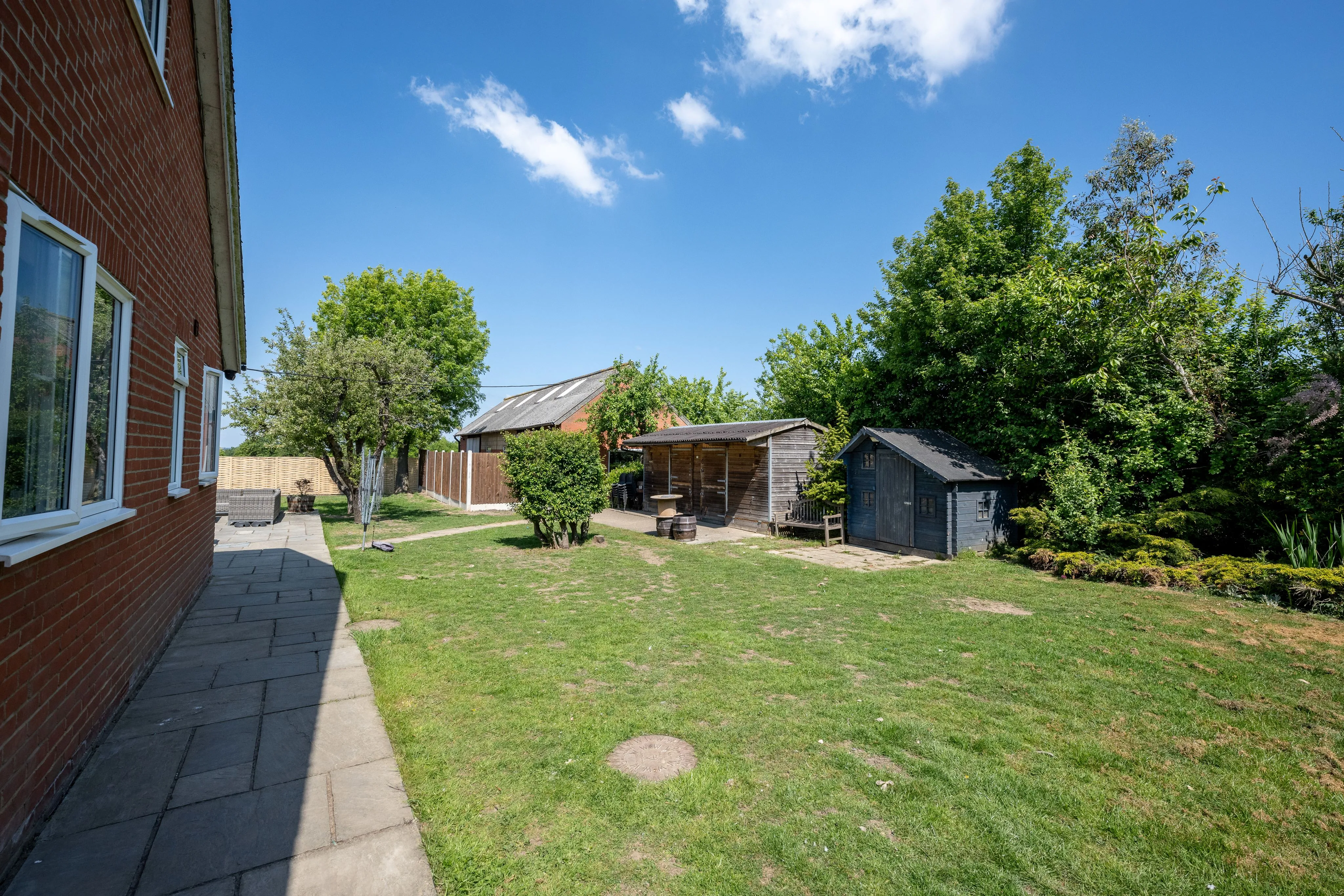RESIDENTIAL: A WELL PRESENTED SPACIOUS FAMILY HOME WITH ANNEX AND DOUBLE CARPORT ON PLOT JUST UNDER ONE ACRE IN SIZE IN POPULAR SEMI RURAL LOCATION