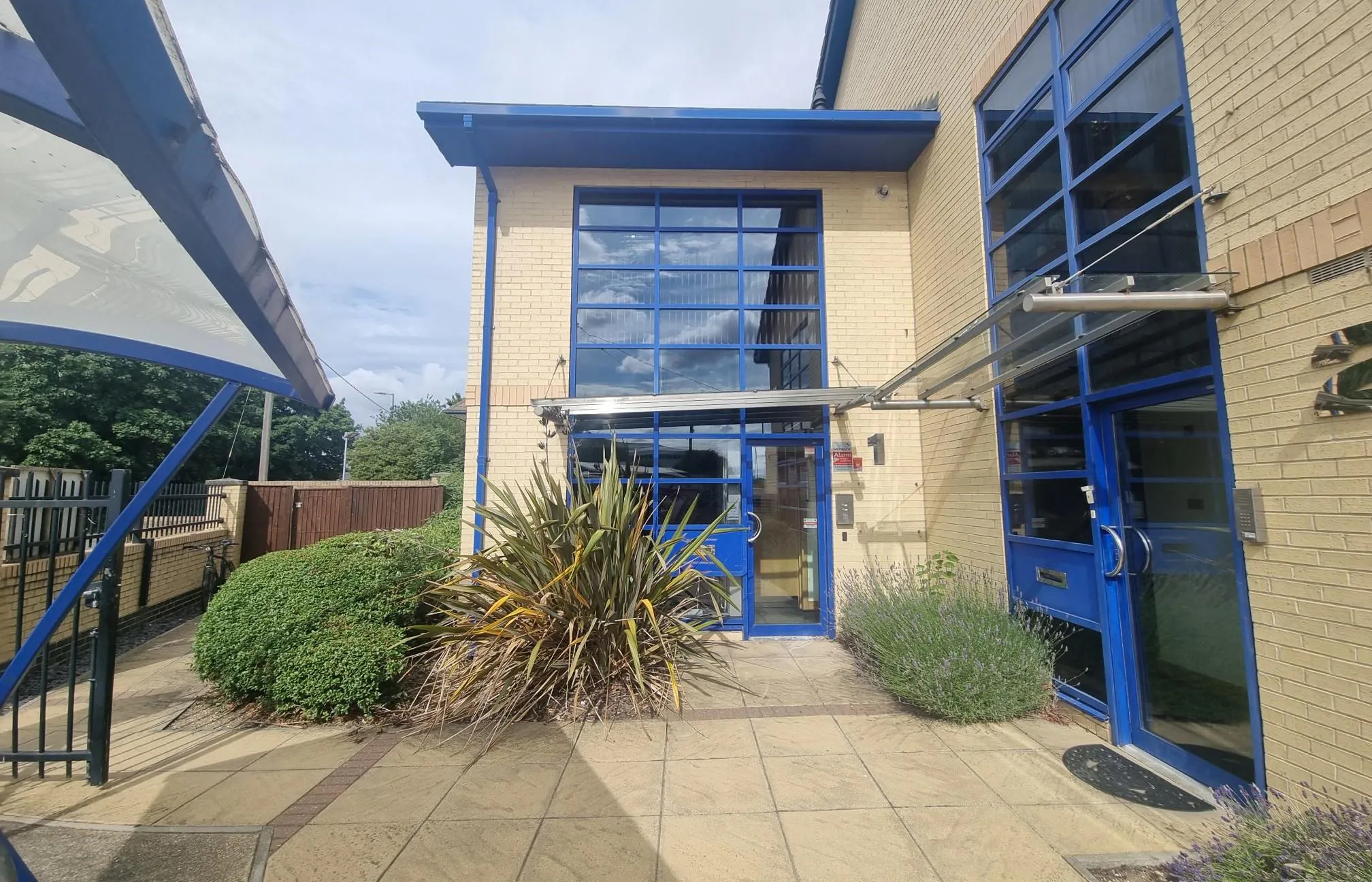 COMMERCIAL OFFICE INVESTMENT: A VACANT FREEHOLD TWO STOREY OFFICE WITH PARKING IN A PROMINENT POSITION MEASURING APPROXIMATELY 1623 SQ FT 