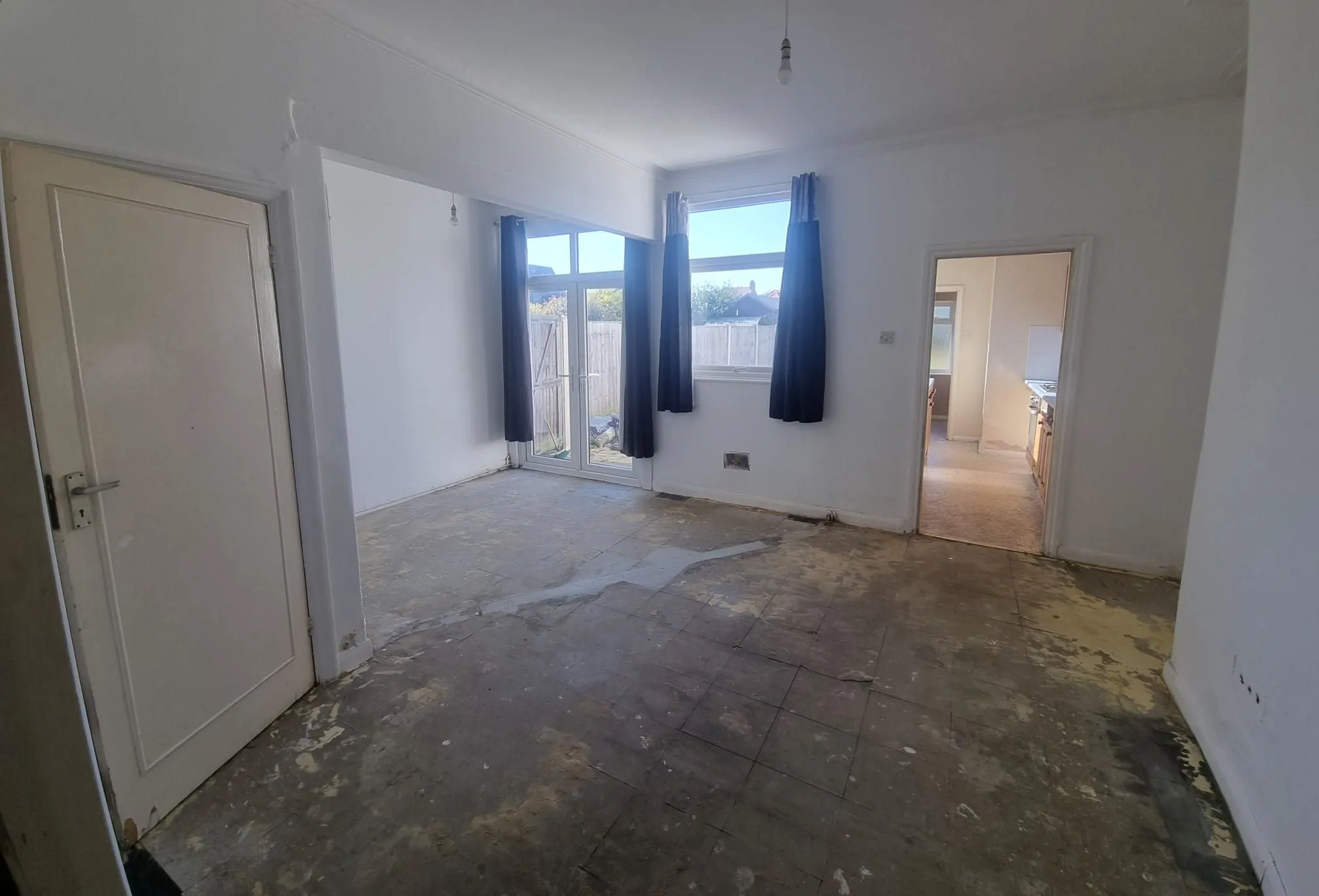 REFURBISHMENT OPPORTUNITY: A CHARACTER THREE BEDROOM  SEMI DETACHED HOUSE CLOSE TO SCHOOLS AND TOWN CENTRE IN NEED OF REFURBISHMENT