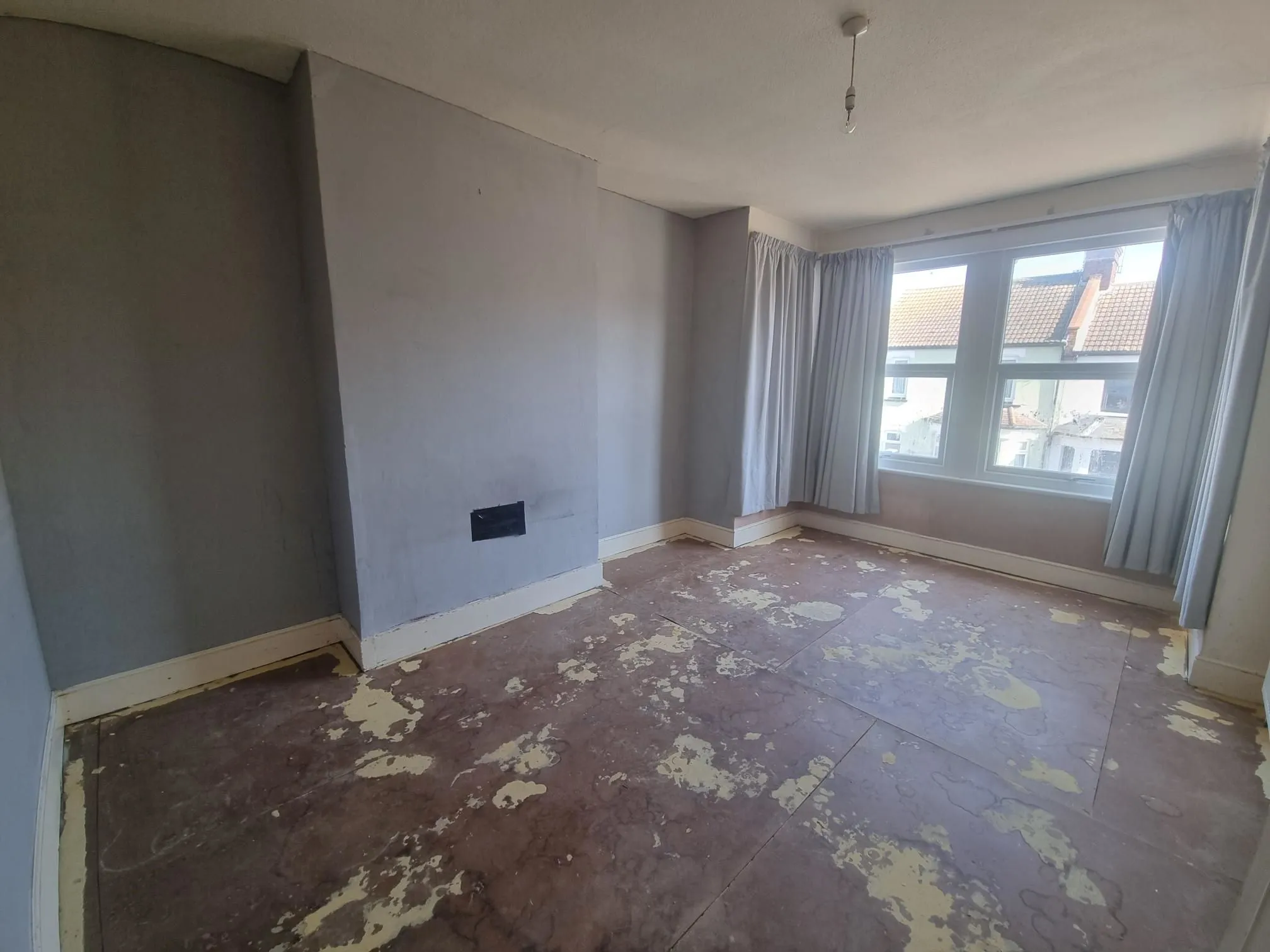 REFURBISHMENT OPPORTUNITY: A CHARACTER THREE BEDROOM  SEMI DETACHED HOUSE CLOSE TO SCHOOLS AND TOWN CENTRE IN NEED OF REFURBISHMENT
