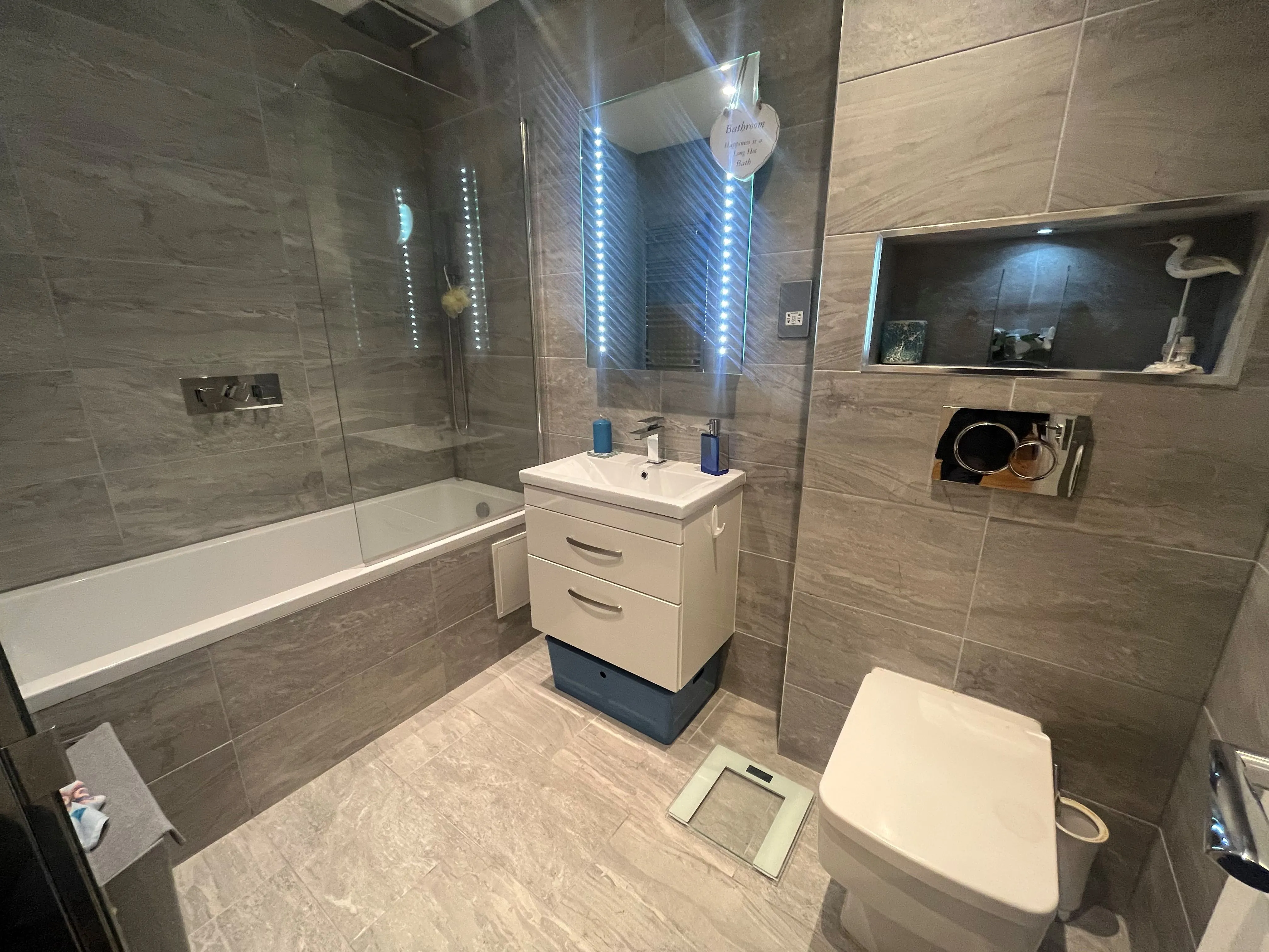 RESIDENTIAL/BUY TO LET INVESTMENT: MODERN TWO BEDROOM APARTMENT IN THE HEART OF THE CITY CENTRE CONSIDERED TO BE AN IDEAL BUY TO LET INVESTMENT. 