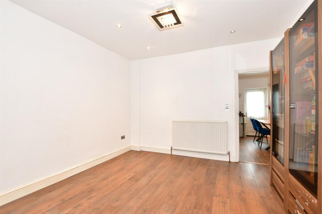 3 bed End of Terrace