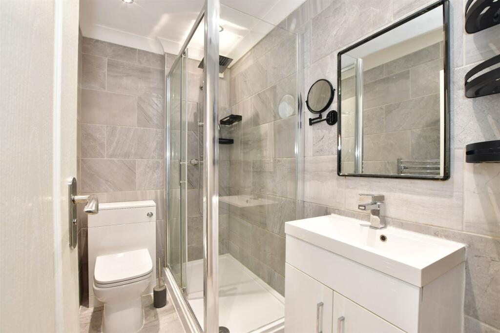 3 bed End of Terrace