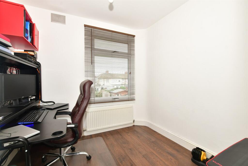 3 bed End of Terrace