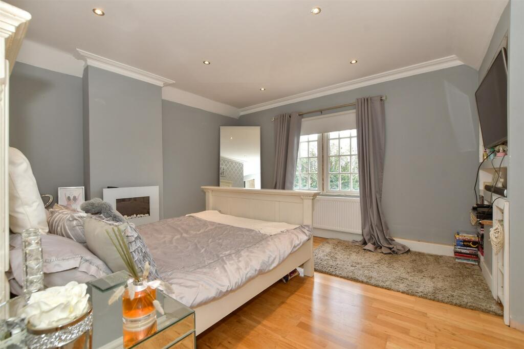 4 bed Detached
