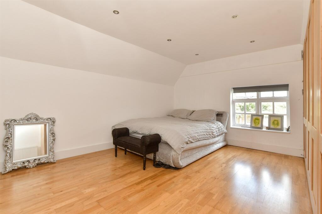 4 bed Detached