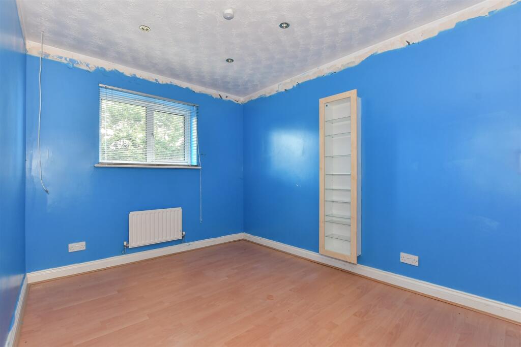 4 bed Detached