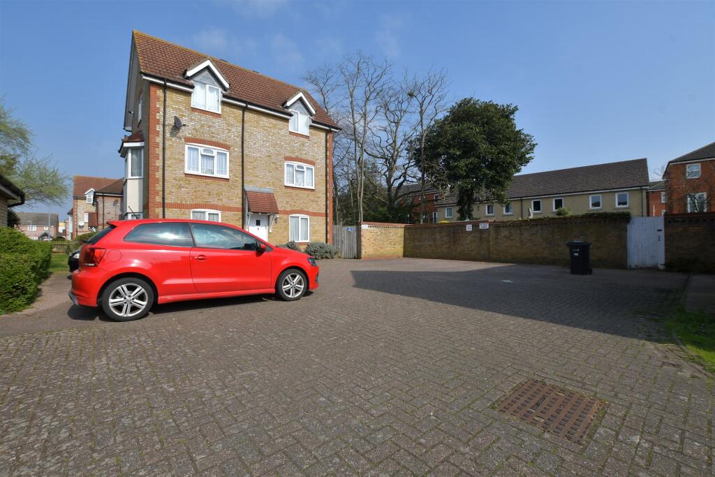 2 bed Ground Flat