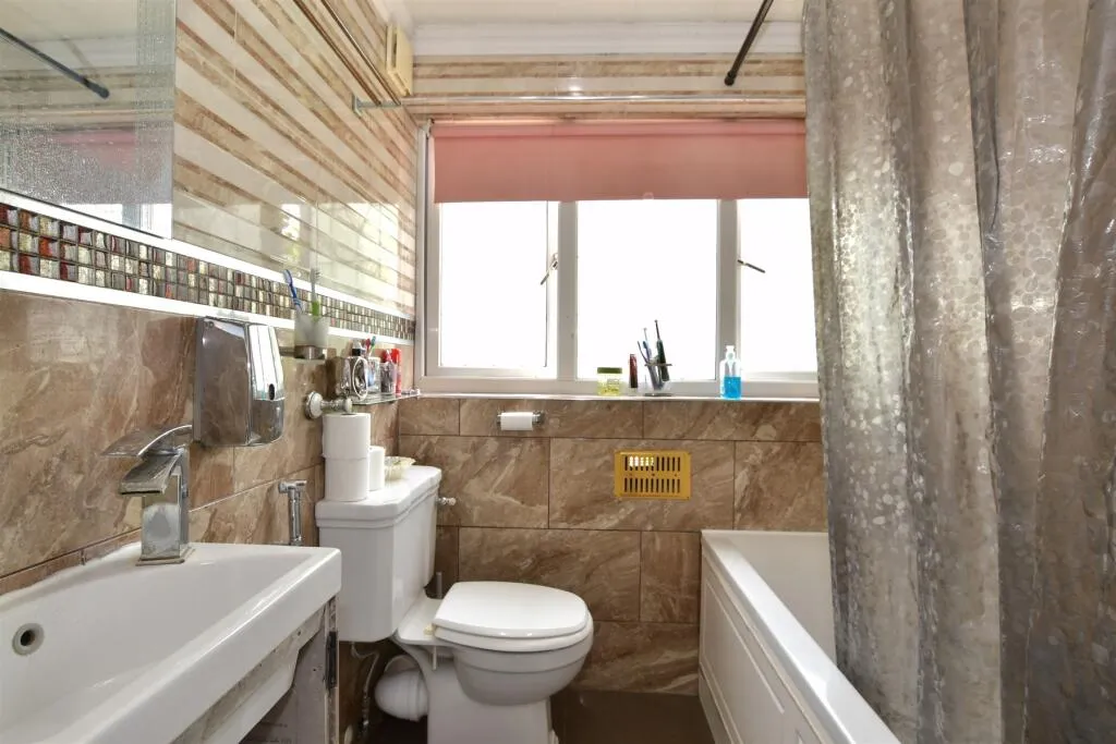 4 bed End of Terrace