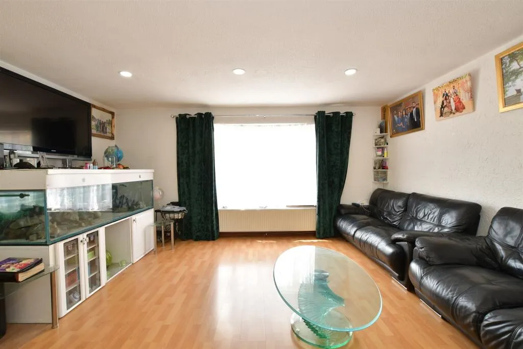 4 bed End of Terrace