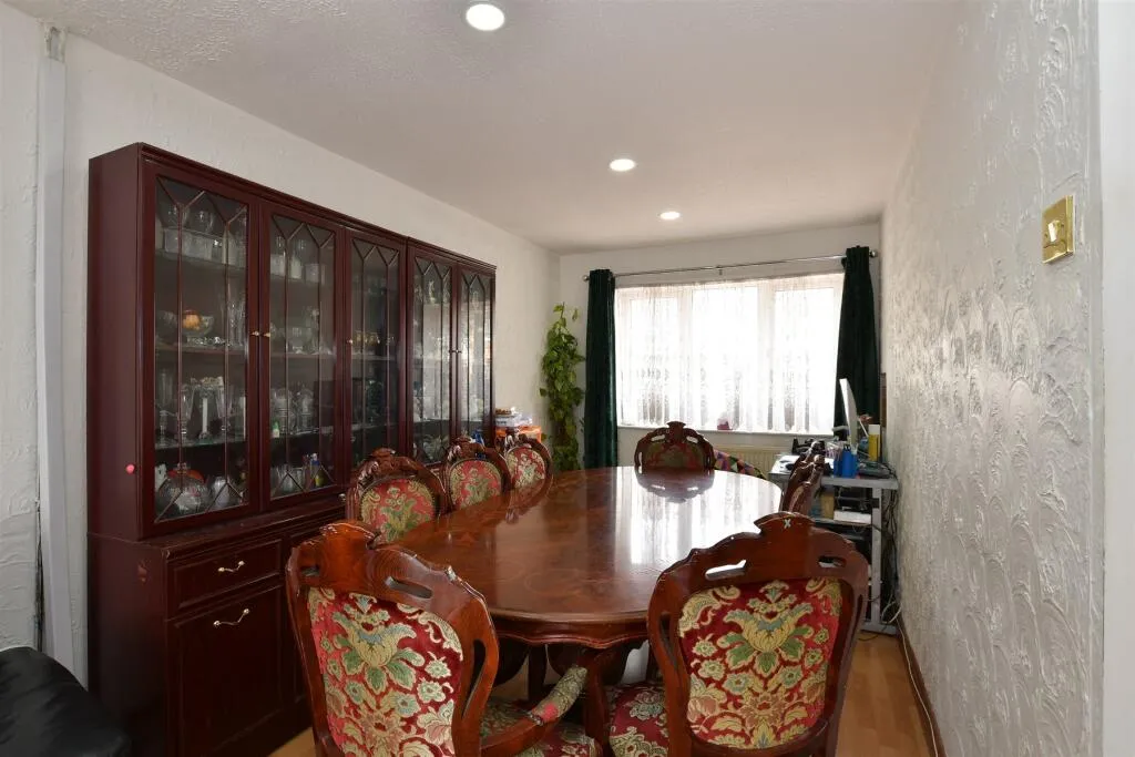 4 bed End of Terrace