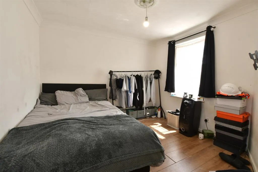 4 bed End of Terrace