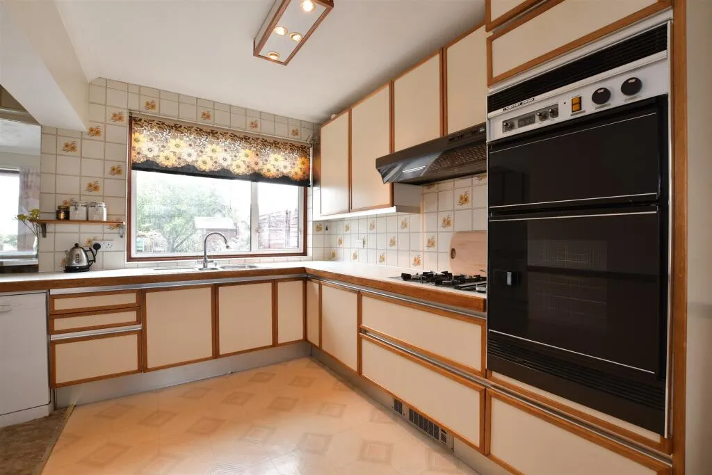 3 bed End of Terrace