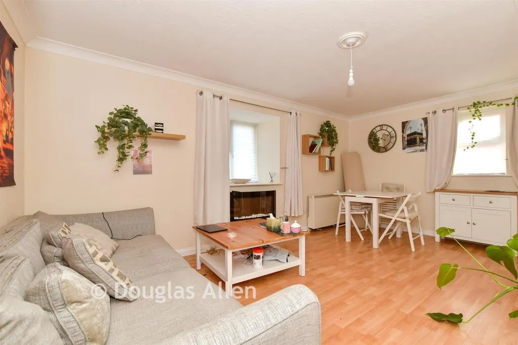 1 bed Ground Flat
