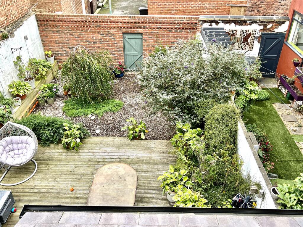 5 bed Semi-Detached