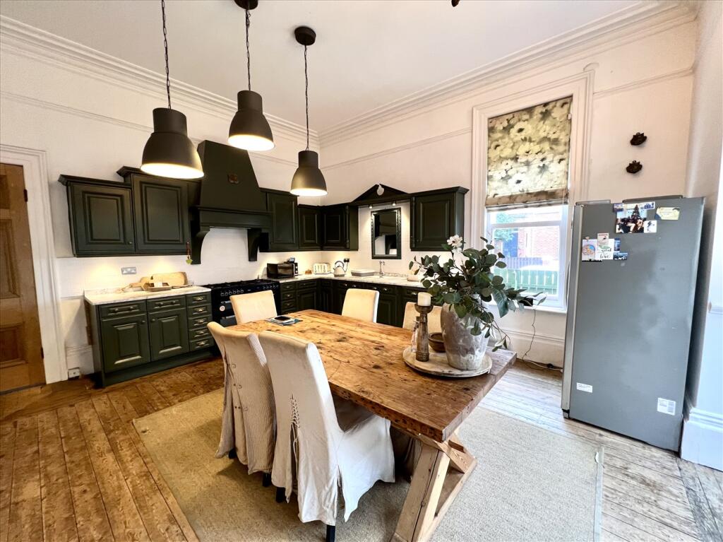 5 bed Semi-Detached