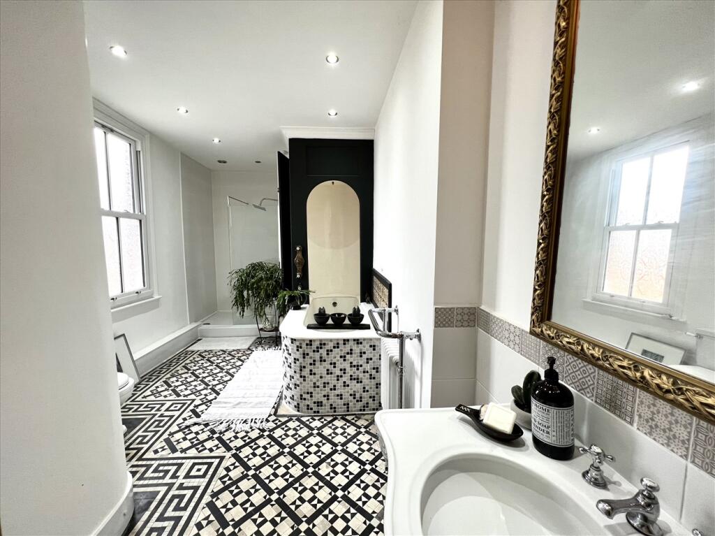 5 bed Semi-Detached