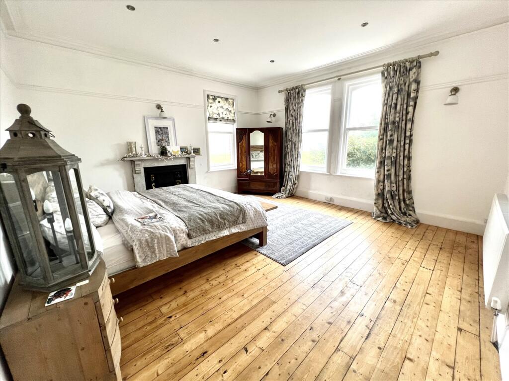 5 bed Semi-Detached