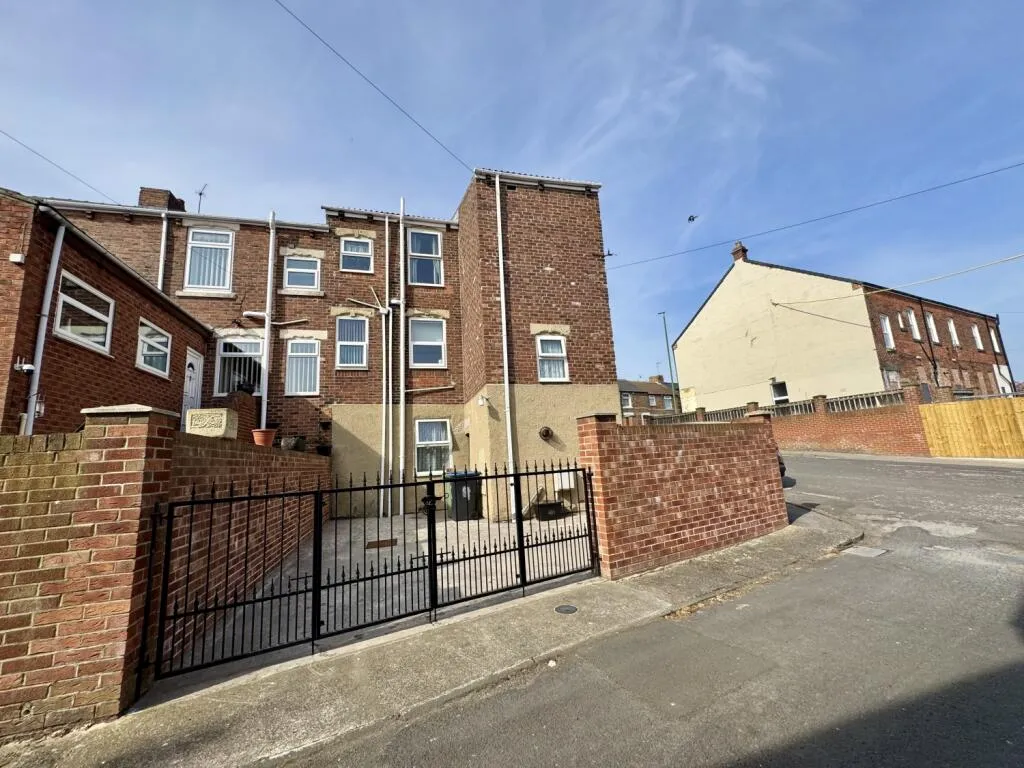 3 bed End of Terrace