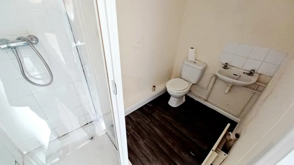 4 bed Commercial Property