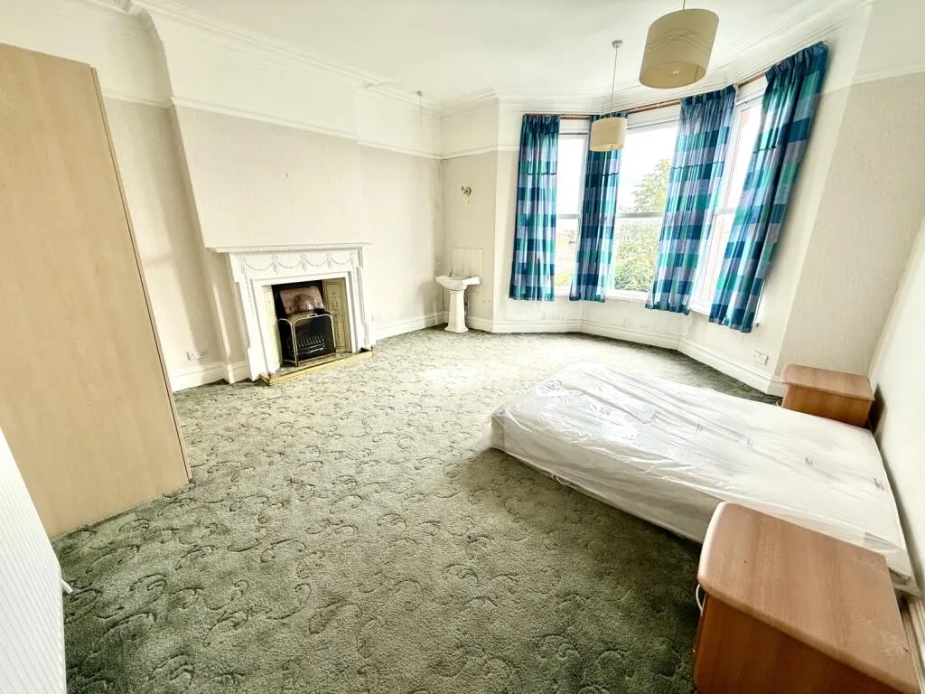 5 bed Semi-Detached