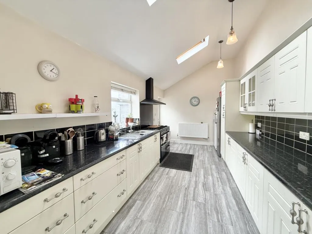 4 bed End of Terrace