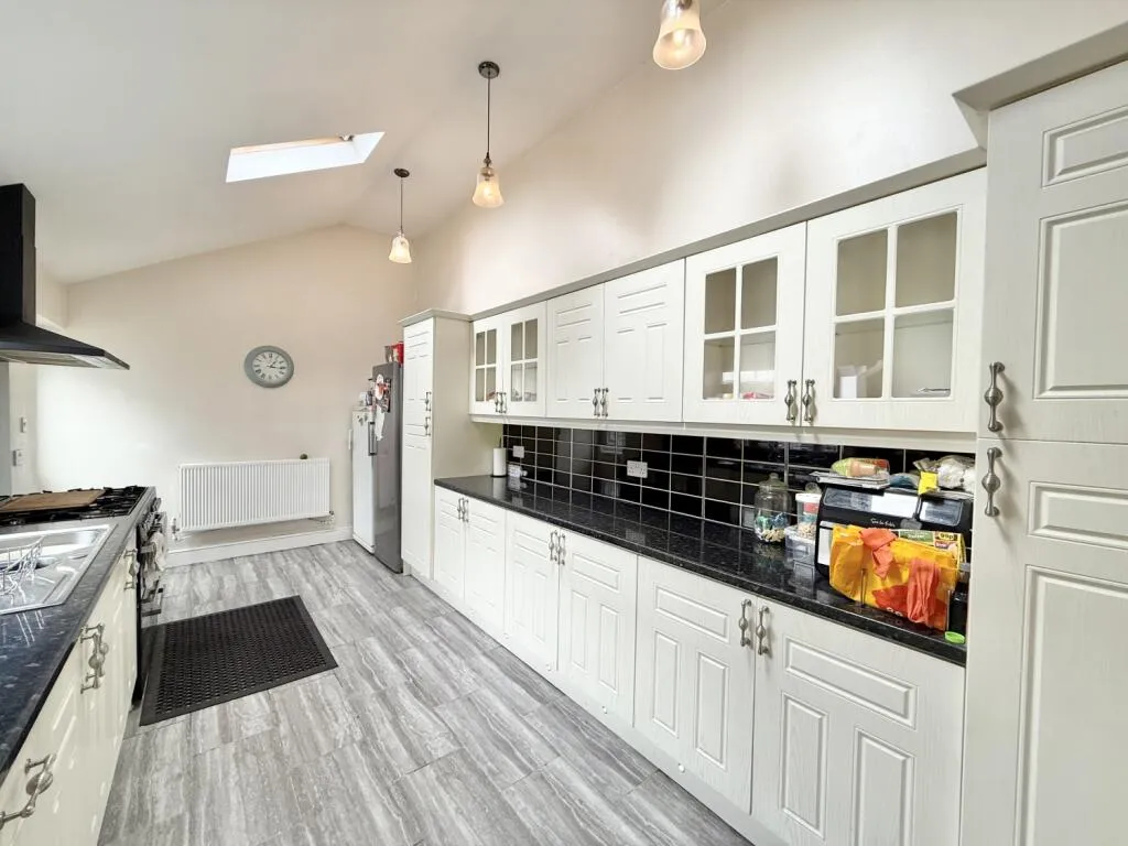 4 bed End of Terrace