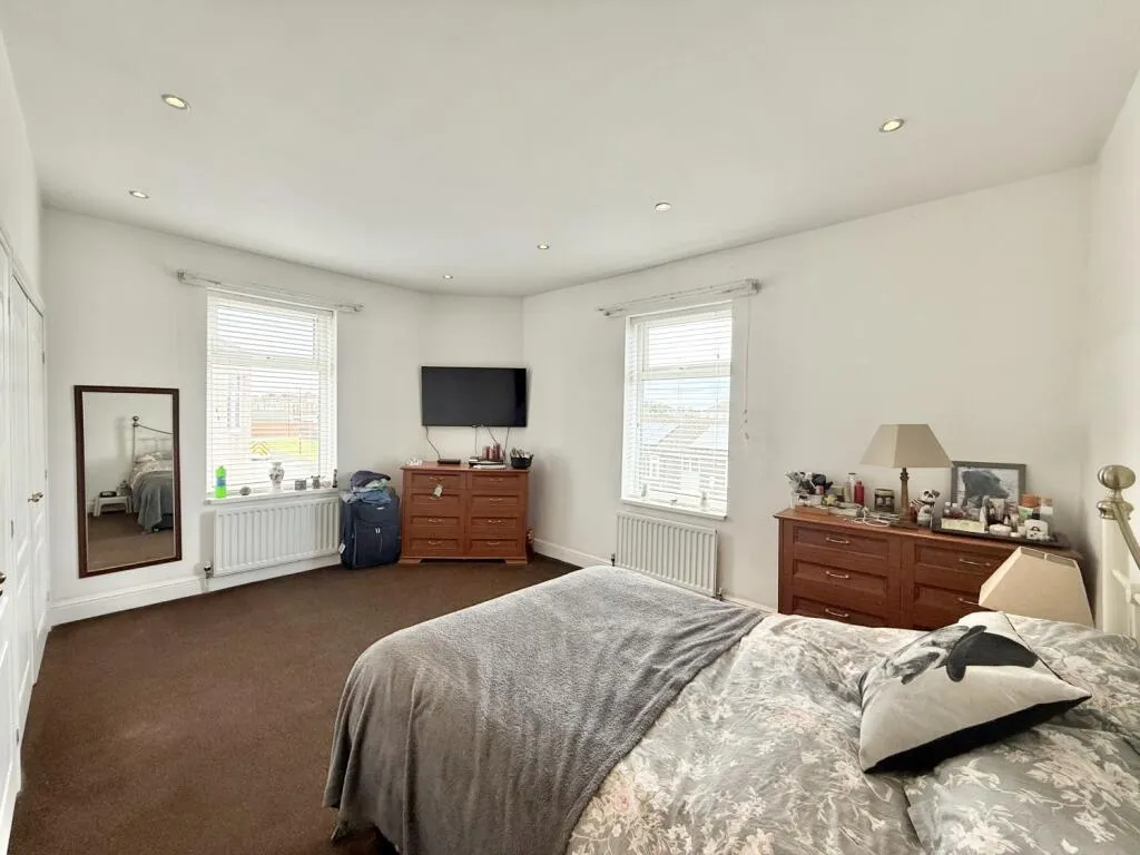 4 bed End of Terrace
