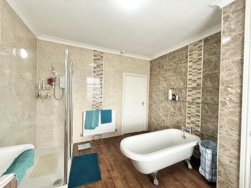 4 bed End of Terrace