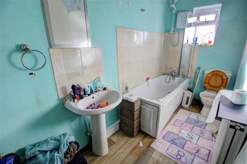 2 bed Terraced House For Auction