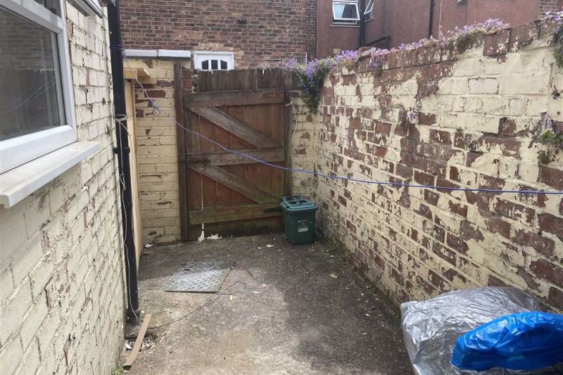 2 bed Terraced House For Auction