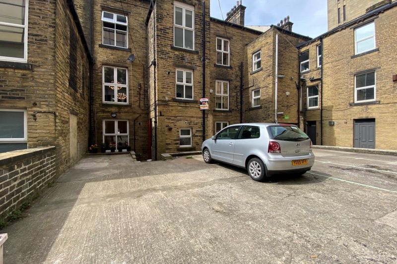 6 bed Terraced House For Auction