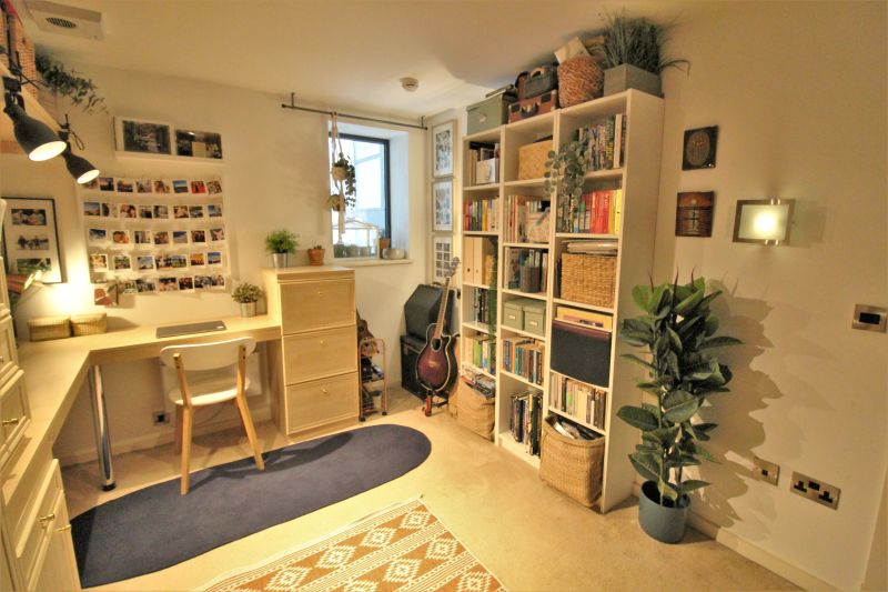 2 bed Flat For Auction