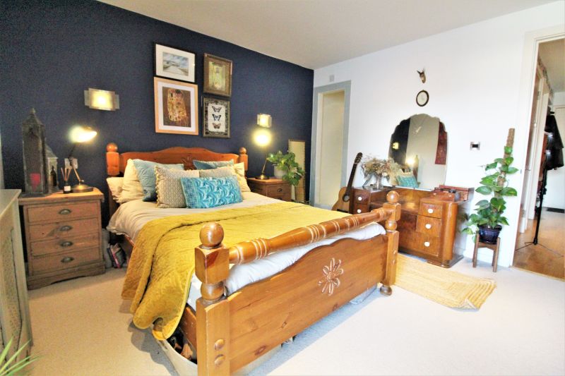 2 bed Flat For Auction