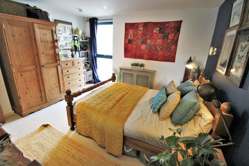 2 bed Flat For Auction