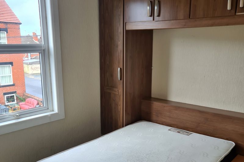 2 bed Terraced House For Auction
