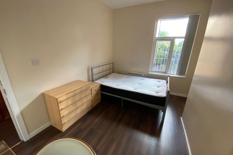 8 bed Semi-Detached House For Auction