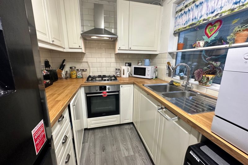 2 bed Terraced House For Auction